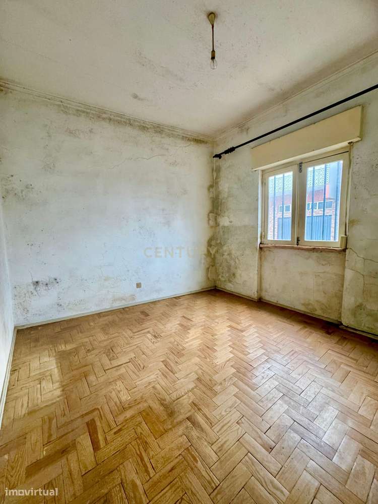 Camarate - Prédio de 2 andares de utilização independente-14