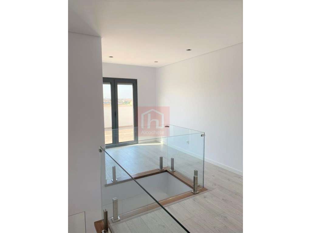 Apartamento T4 Duplex com garagem box no centro de Alcochete-18
