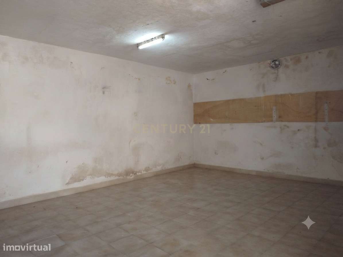 Moradia independente de 2 pisos (2xT3) com garagem | São João da Talha-34