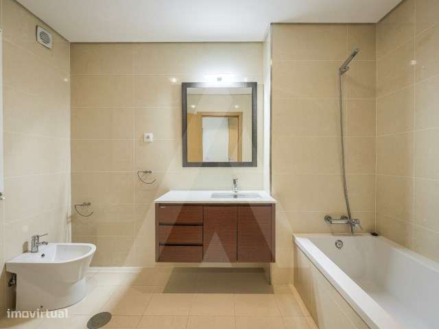 Apartamento T2 com varandas e garagem fechada no centro de Aveiro-17