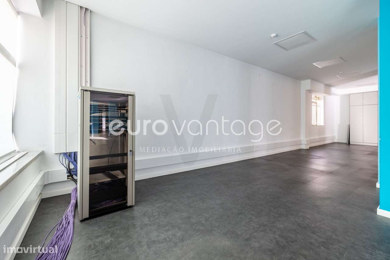 Espaço Comercial / Armazém com 700 m² a 5 minutos de Leiria - Grande imagem: 4/46