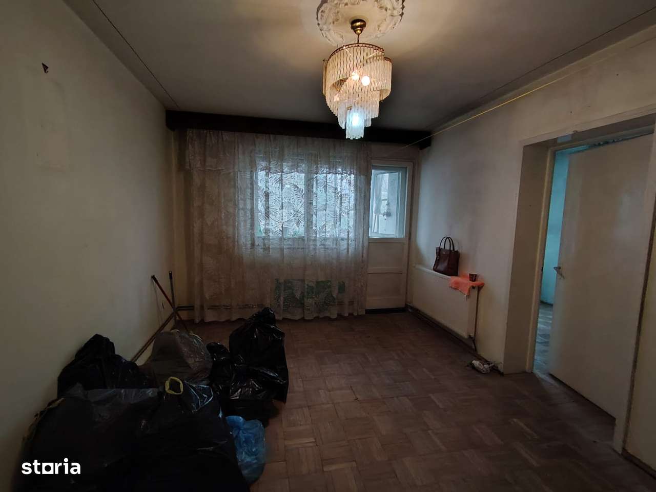 Apartament spatios cu 4 camere et 2-zona Aleea Trandafirilor.-3