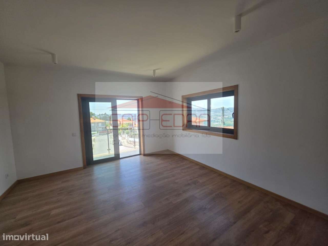 Moradia 4 frentes nova  com 840 m2 terreno em Felgueiras-28