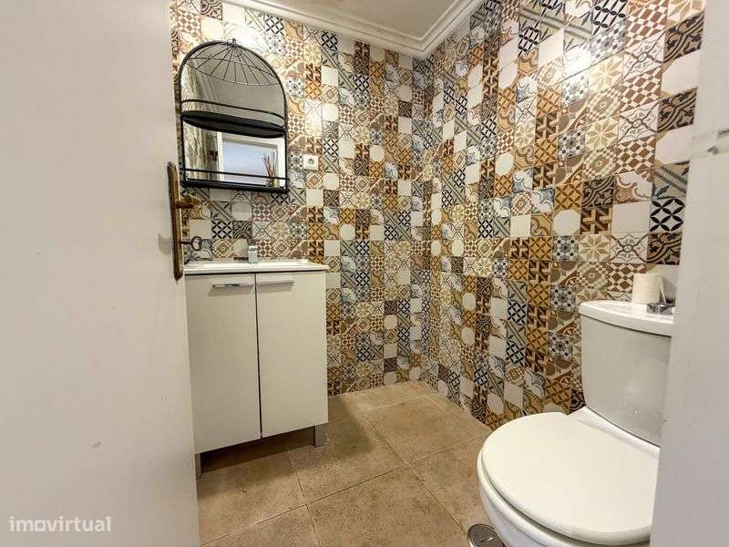 Moradia T2+1 em Queijas com 3 pisos, terraço e varanda - Grande imagem: 5/12