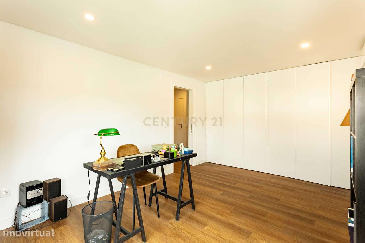 Moradia V4 isolada de arquitetura contemporânea com piscina, com vista-8