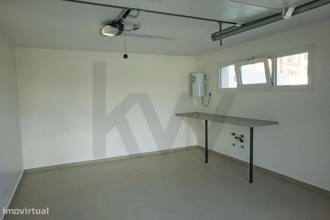 T3 Isolada em Famões: A Estreia Perfeita para a sua Família-51