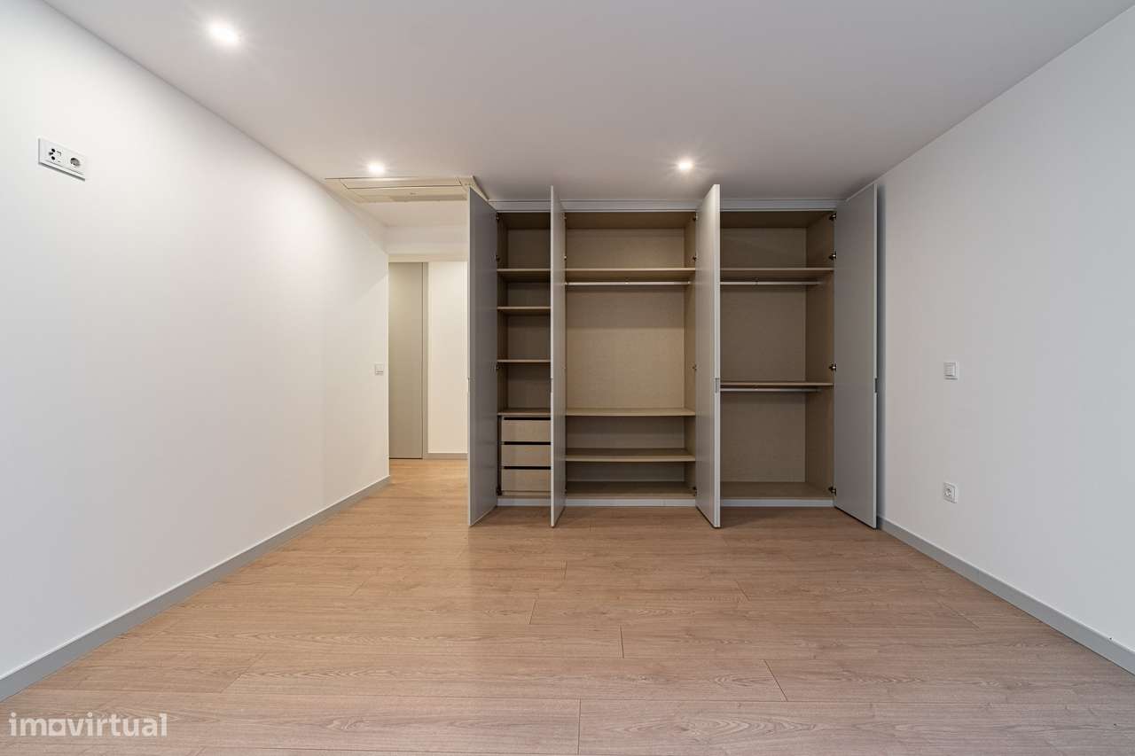 T4 amplo, 4 suites e estacionamento 4 carros – Marquês, Porto-28