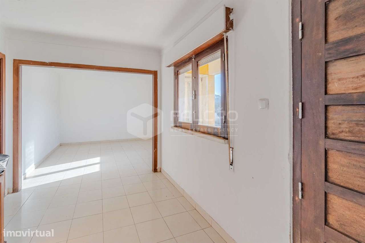 Moradia T3 em Alcobertas com lareira, varanda e potencial de investime-12
