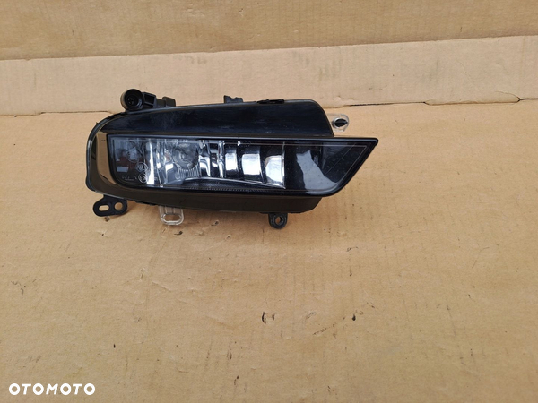 AUDI A1 PRAWY HALOGEN Z ŻARÓWKĄ UŻYWANY 8XA941700 - 2