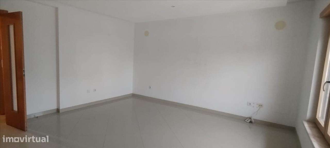 T4 com 160 m2 no Pinhal Novo | 2 Frentes e Arrecadação - Grande imagem: 4/19