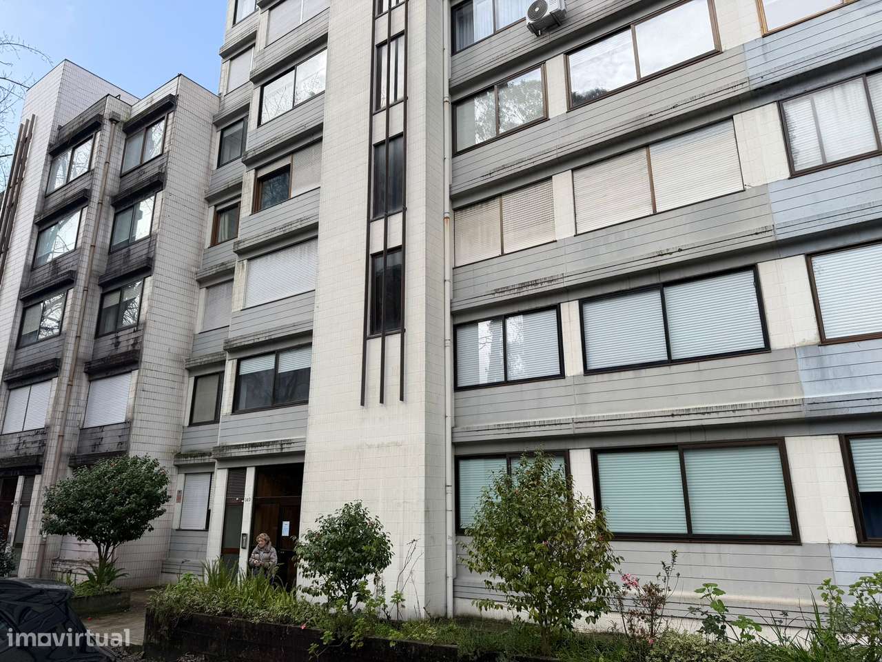 T2 com garagem, elevador e localização privilegiada no Porto - Grande imagem: 2/16