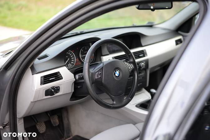 BMW Seria 3 320d - 23