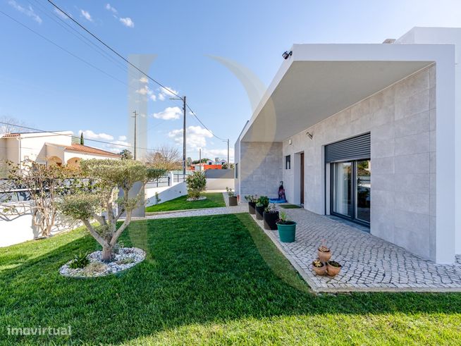 Moradia T4 térrea com piscina, garagem e jardim em Brejos de Azeitão-2