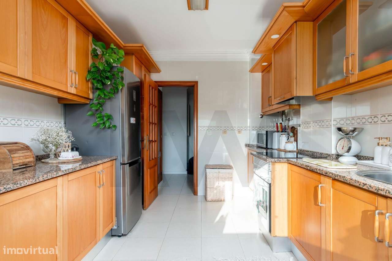 Apartamento T3, com Suíte, Arrecadação e Lugar de Garagem - Palhais, B-14