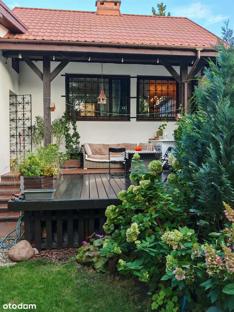 Dom w centrum Łomianek z pięknym ogrodem-13