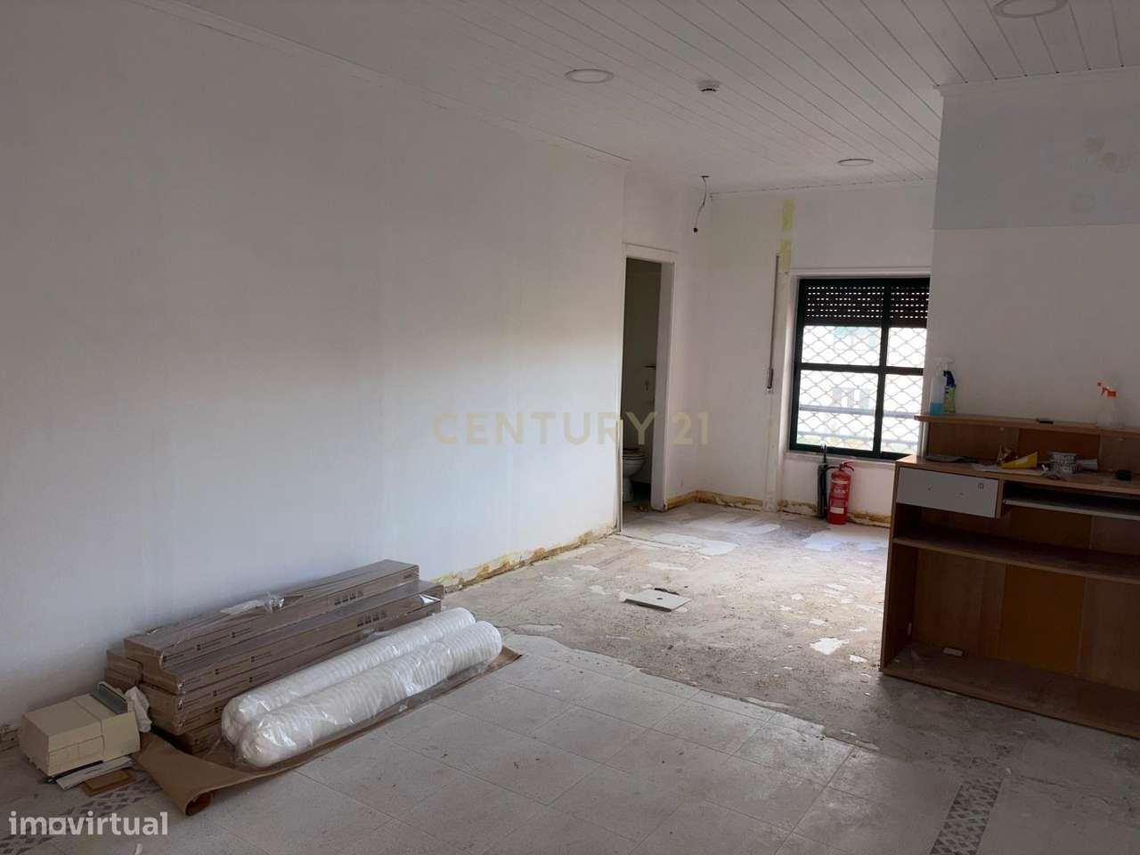 Loja para arrendamento com 2 pisos na rua Rui Furtado, Charneca da Cap - Grande imagem: 4/17