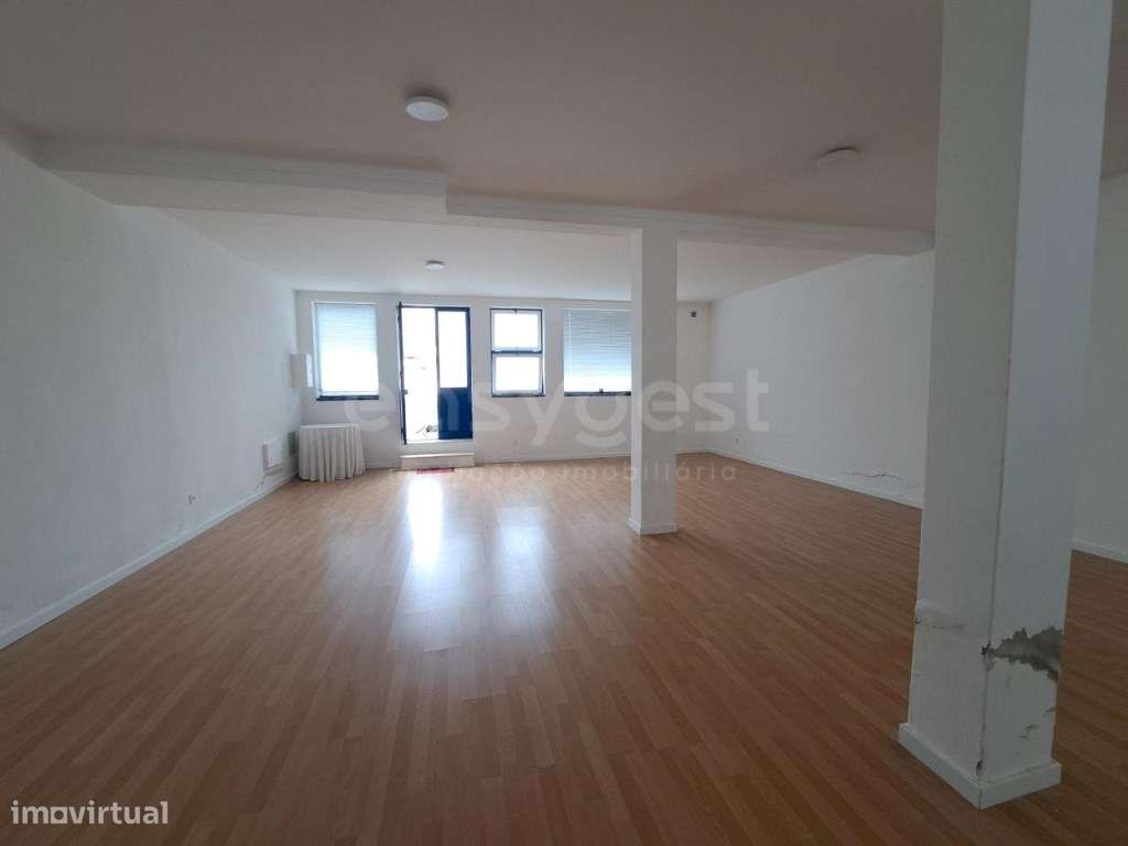 Loja ampla pronta a funcionar para várias atividades comerciais - Grande imagem: 1/14