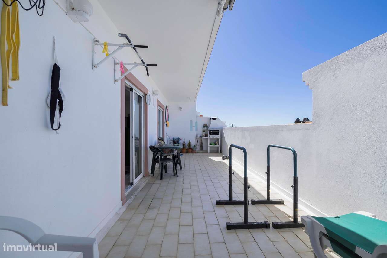 Apartamento T2 com Terraço e Sótão em Portimão-3