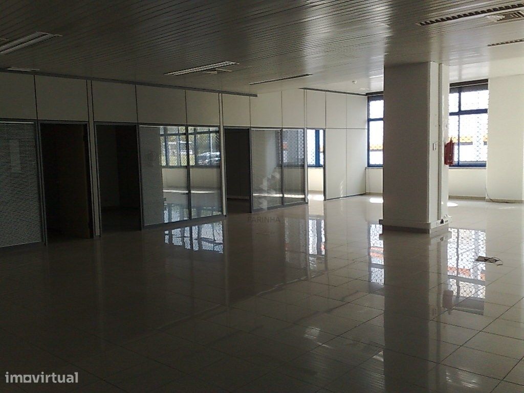 Arrendamento de Escritório 327m2 na Alameda António Sérgio - Grande imagem: 1/9