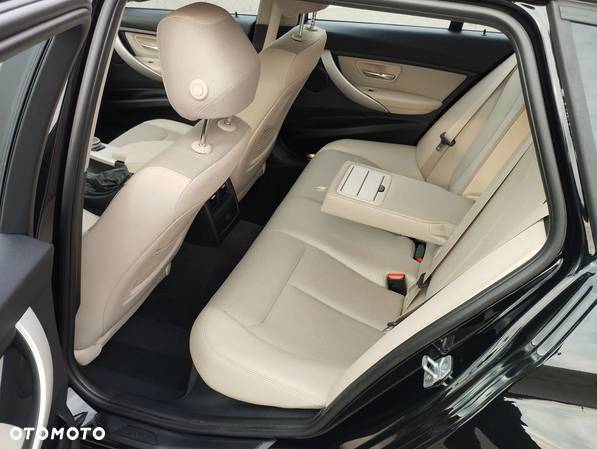 BMW Seria 3 320i Touring Luxury Line - 26