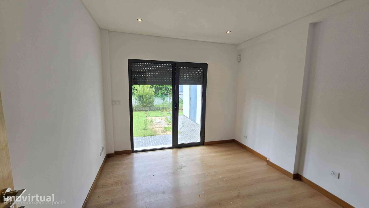 Moradia T4 isolada com jardim e garagem-26