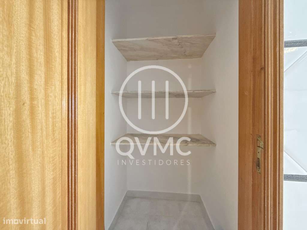 Apartamento T1 na Cavaleira com parqueamento e varanda-11