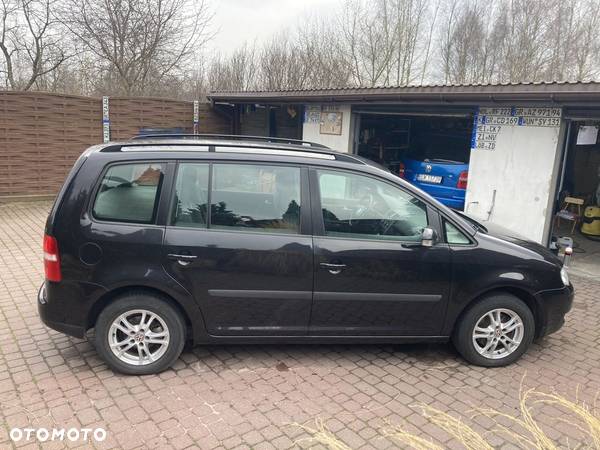 Volkswagen Touran 1.6 FSI Trendline - 16