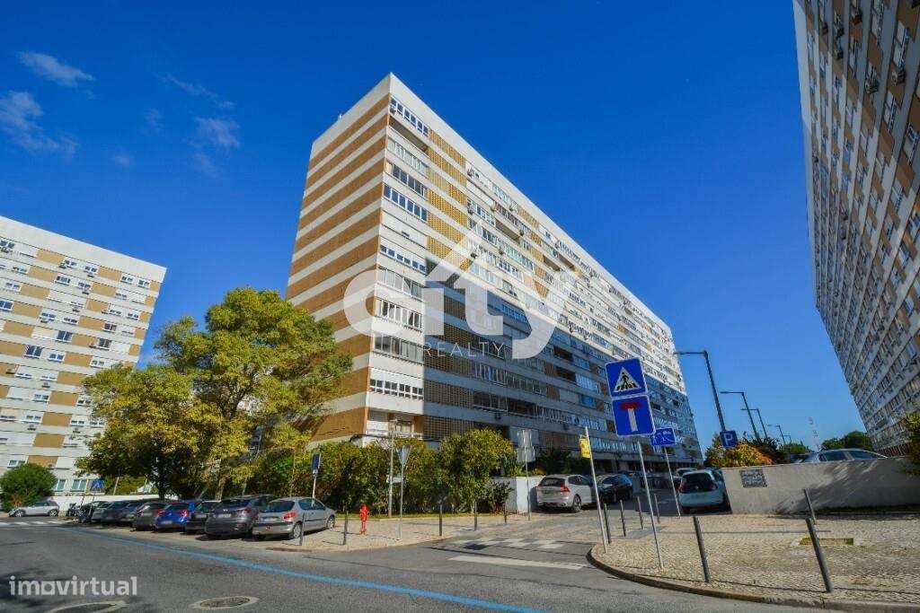 Apartamento T3 para remodelar situado na prestigiada Urbanização da Po-2
