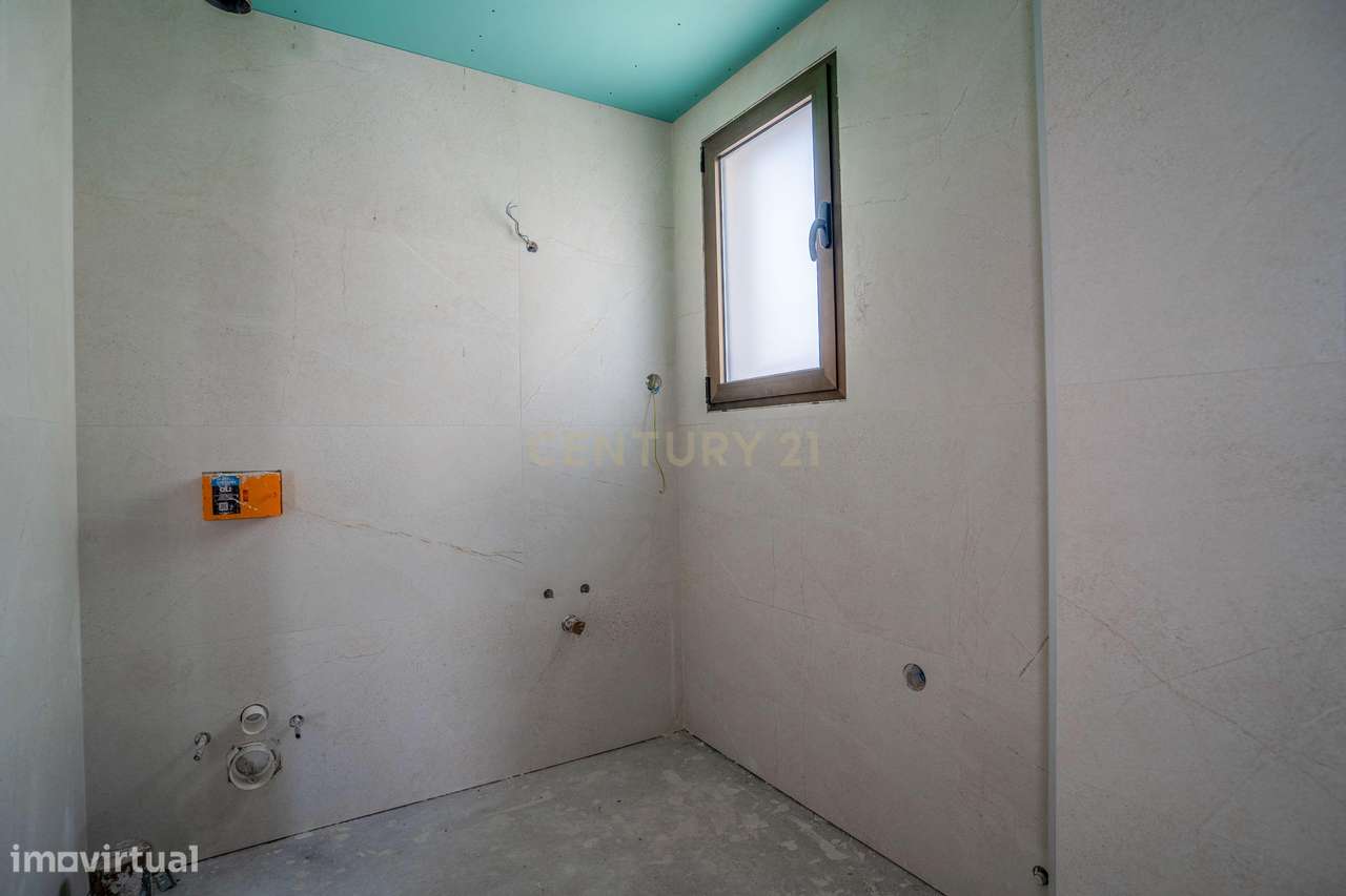 Moradia T3 com Piscina e Jardim em Salir do Porto-37