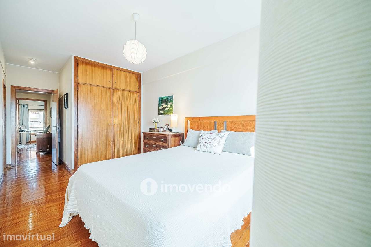 Apartamento T3, com garagem e arrecadação, na Ramada-31