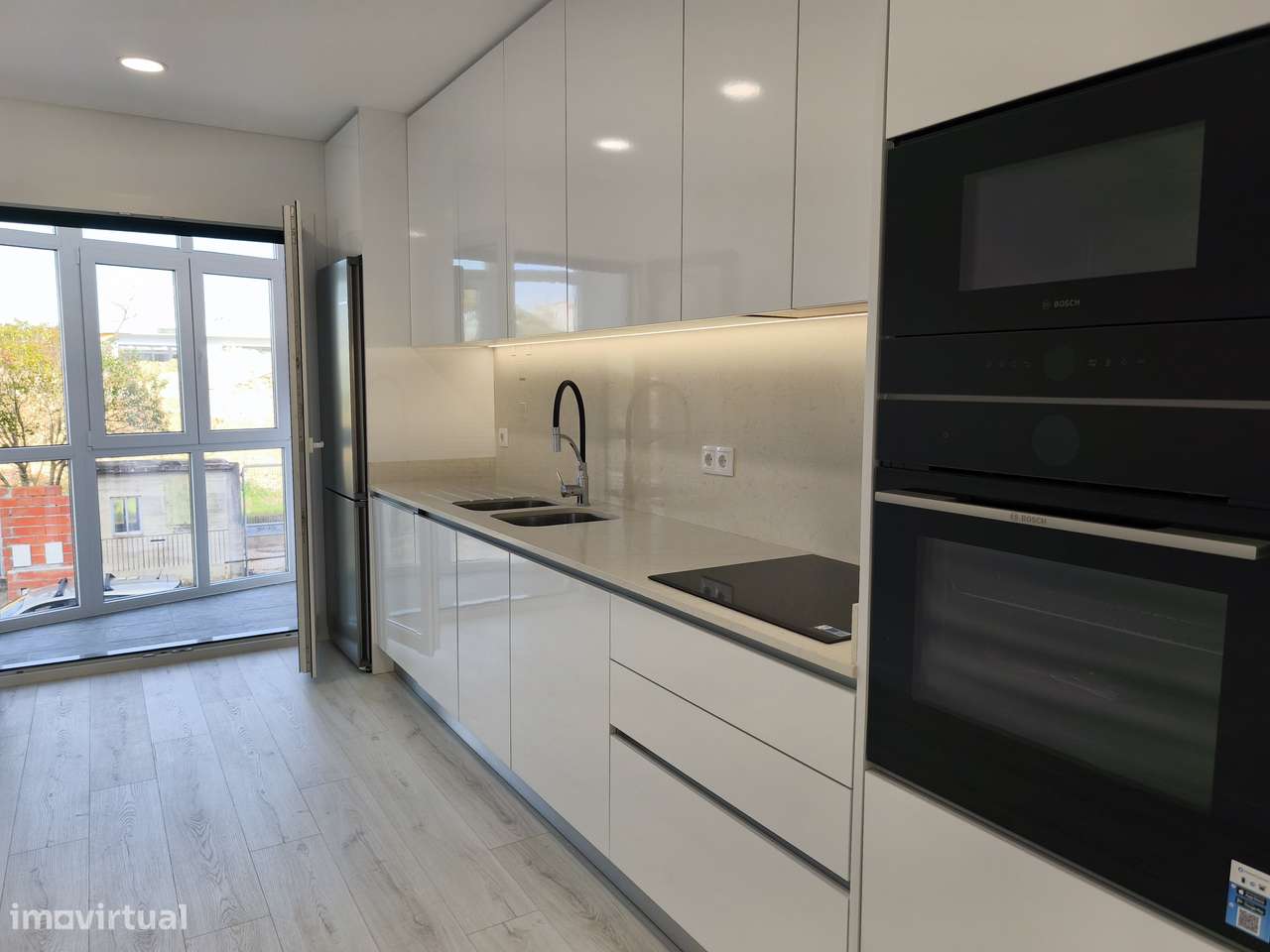 Apartamento T3 Novo c/ Garagem e um parque de Estacionamento-9