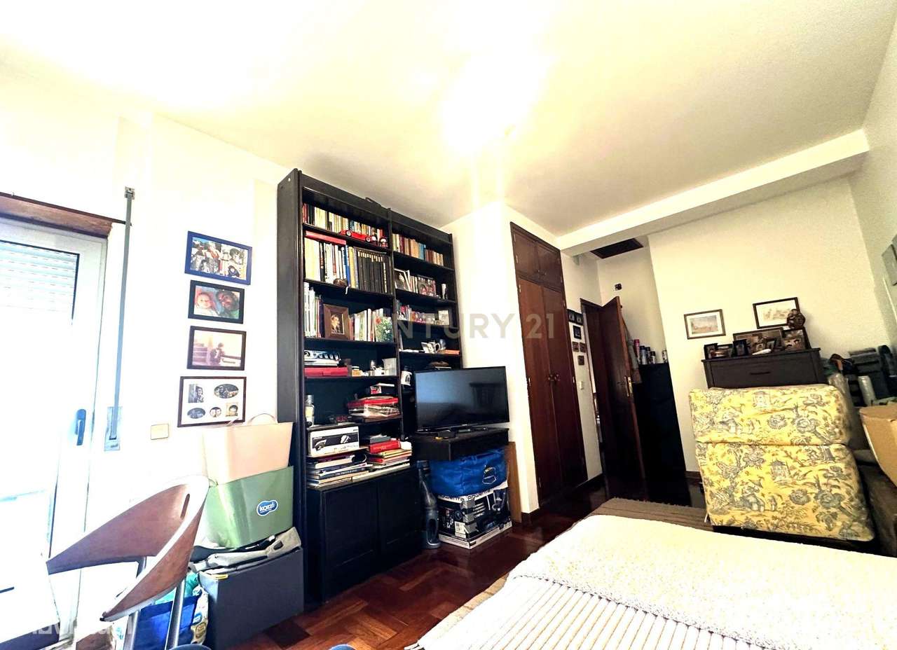 CAPARIDE-Moradia com 3 apartamentos independentes-38