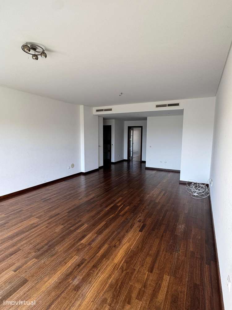 T4 com varanda, garagem e acessibilidade, 195m²-39