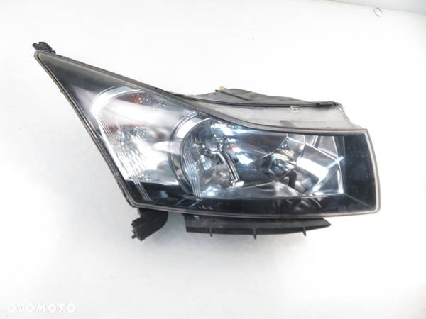 LAMPA PRAWA PRZEDNIA CHEVROLET CRUZE J300 - 1