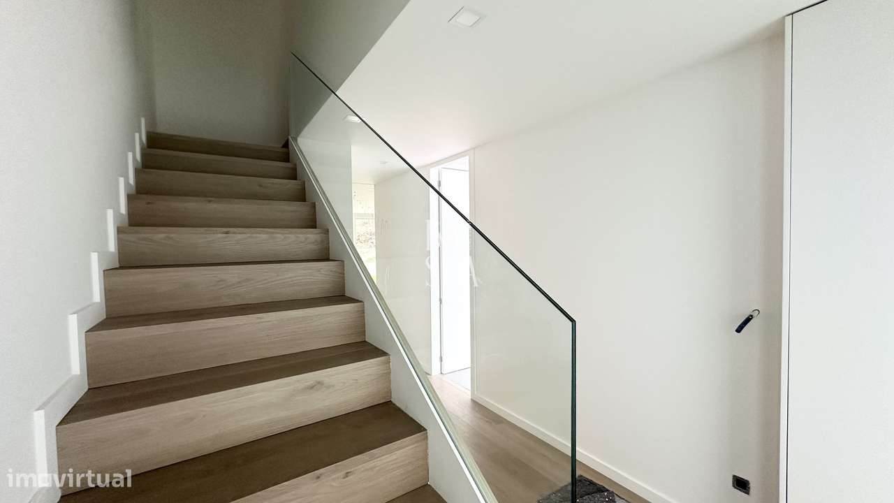 Moradia nova  de gaveto com 3 suítes em Lanhoso Póvoa de Lanhoso-10