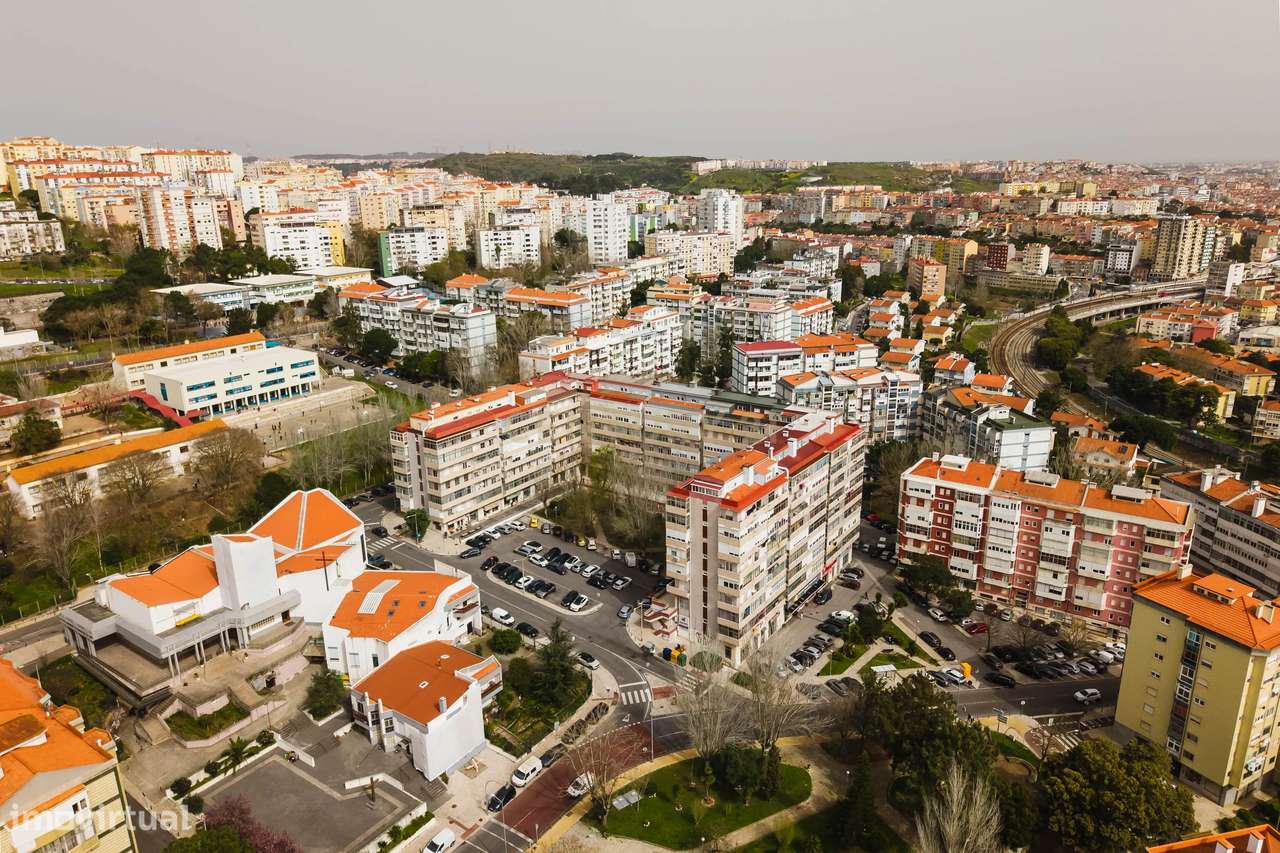 T4 luminoso com varanda ampla a 5 minutos da estação de Monte Abraão-29