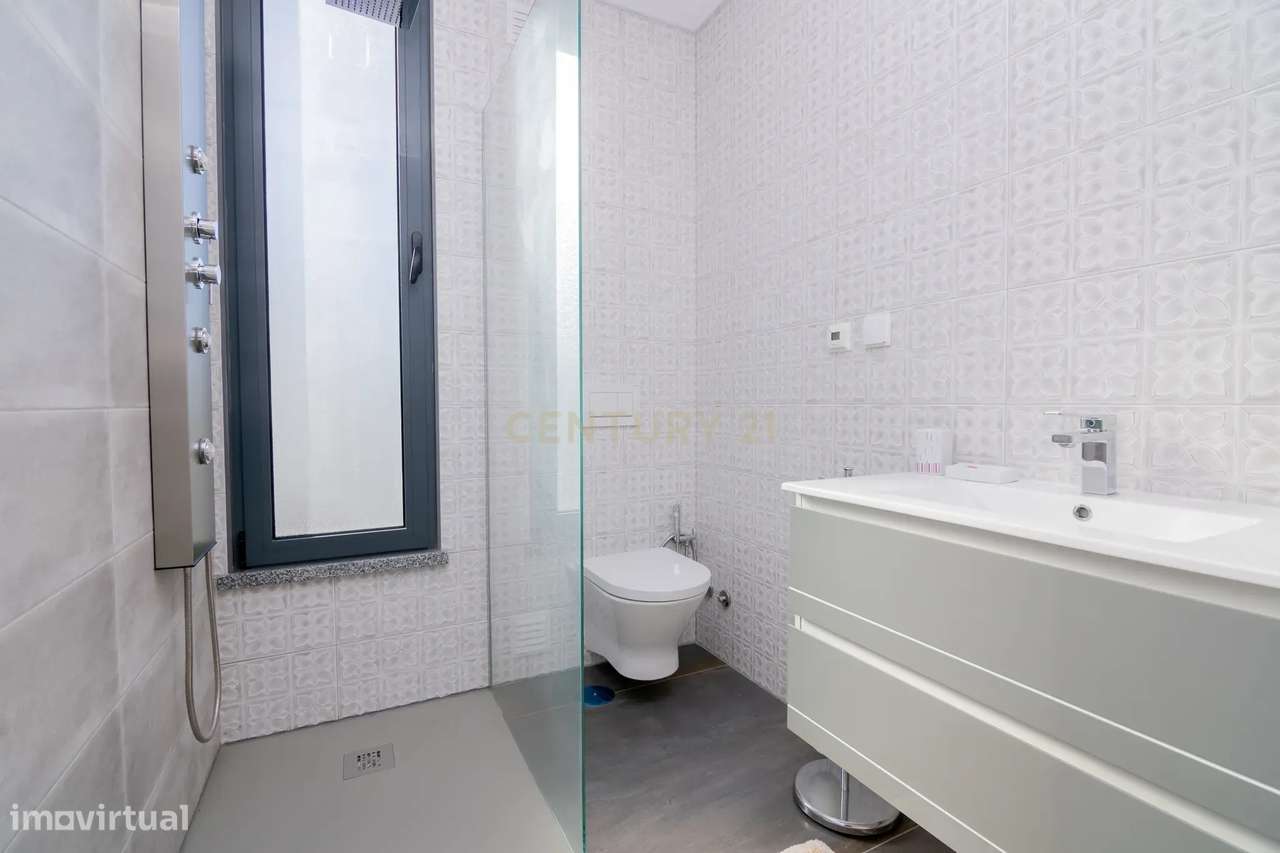 FABULOSA MORADIA V4 DE LUXO NOVA, COM PISCINA, CARPORT, DOIS PISOS - Grande imagem: 5/60