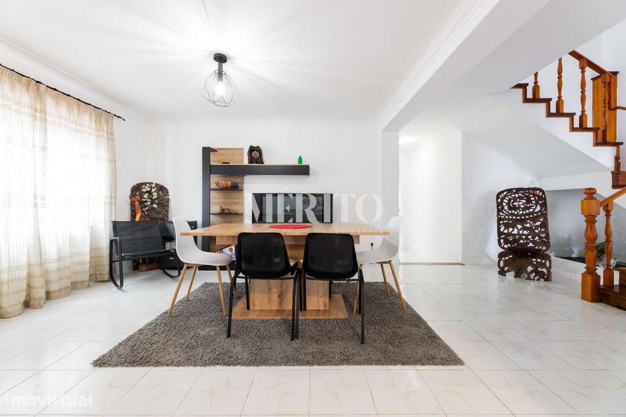 Moradia T4 Geminada em Terroso – Excelente Exposição Solar e Espaços A - Grande imagem: 5/42