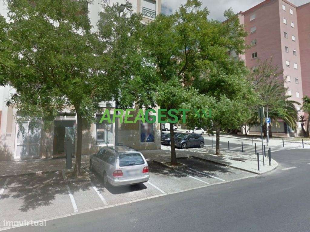 Loja para venda com rendimento, nas Laranjeiras, em Lisboa-15