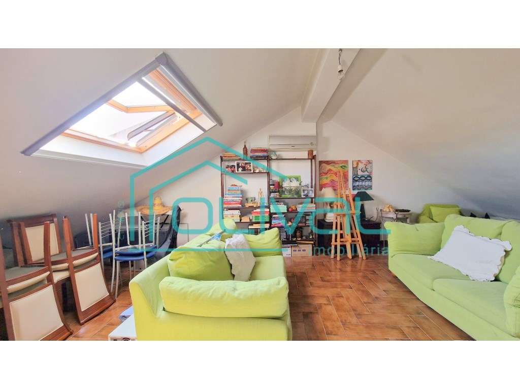 T4 com Arrecadação e Garagem Box no Centro de Benavente - Excelente...-28