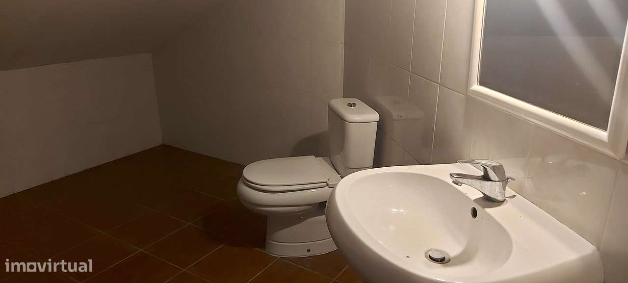 Quintinha T3+1 com sotão aproveitado em Pontével-12