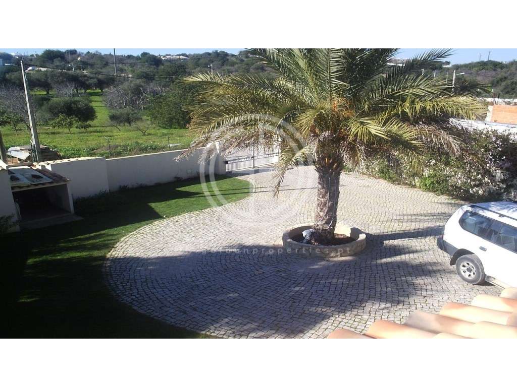 Moradia T4 com piscina localizada numa zona calma entre Loulé e Alm...-14