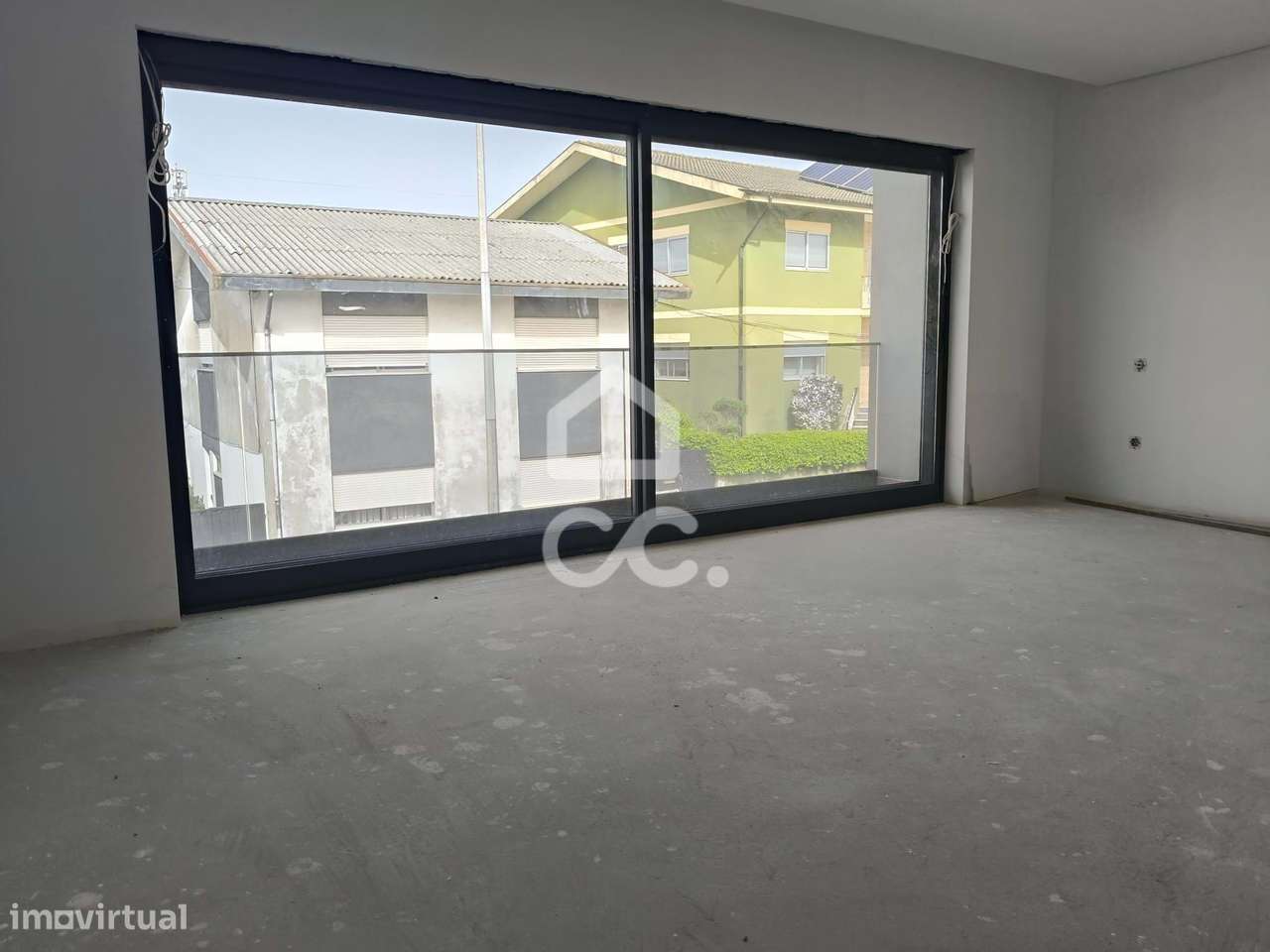 Moradia T3 Nova com 3 Suites, Jardim e Terraço – Design Contemporâneo-18