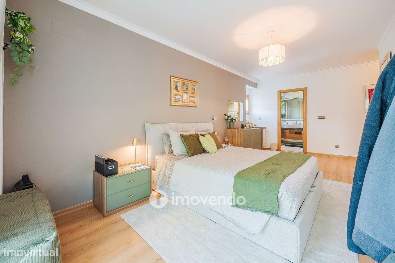 Apartamento T2 moderno, com garagem e varanda enorme, na Malvarosa-23