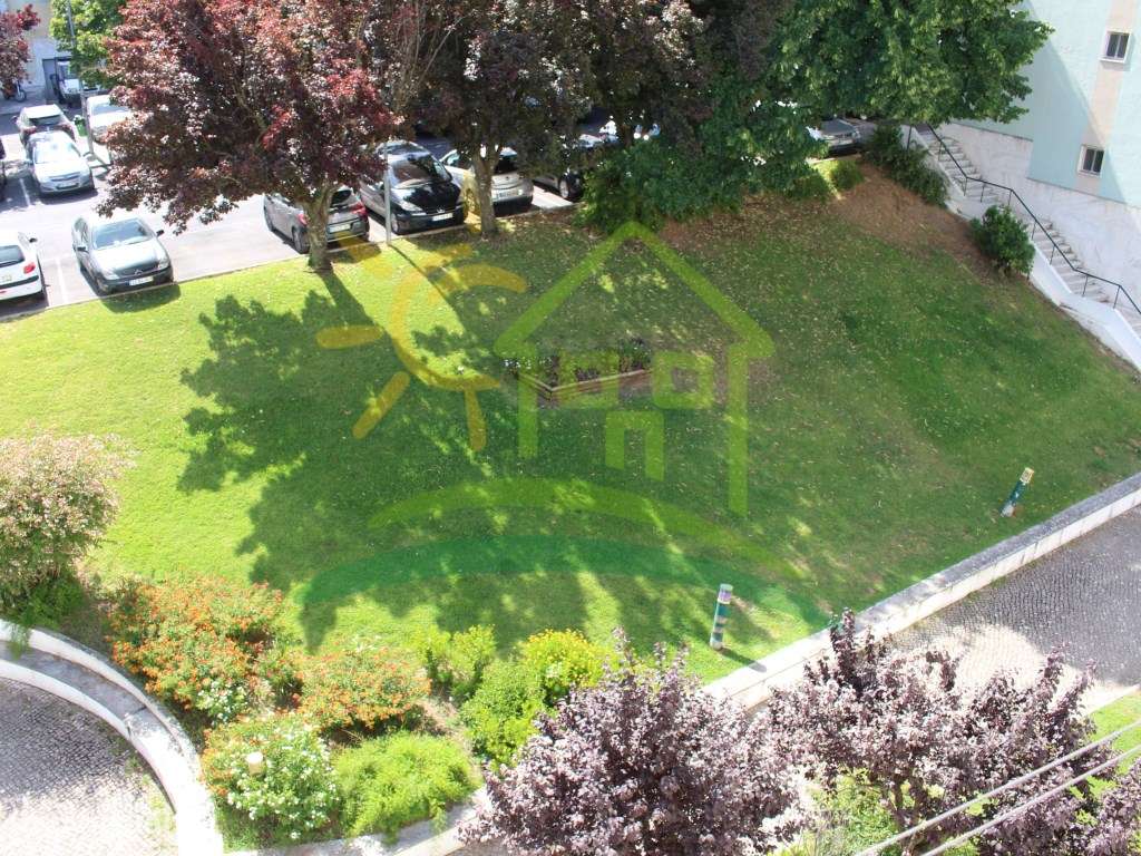 Apartamento T3+2 em Olival Basto - Oportunidade Única com Sótão-16