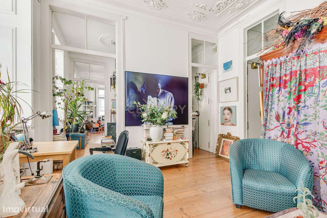 Apartamento remodelado com muita luz, tectos altos e boas áreas, no Ca - Grande imagem: 2/21