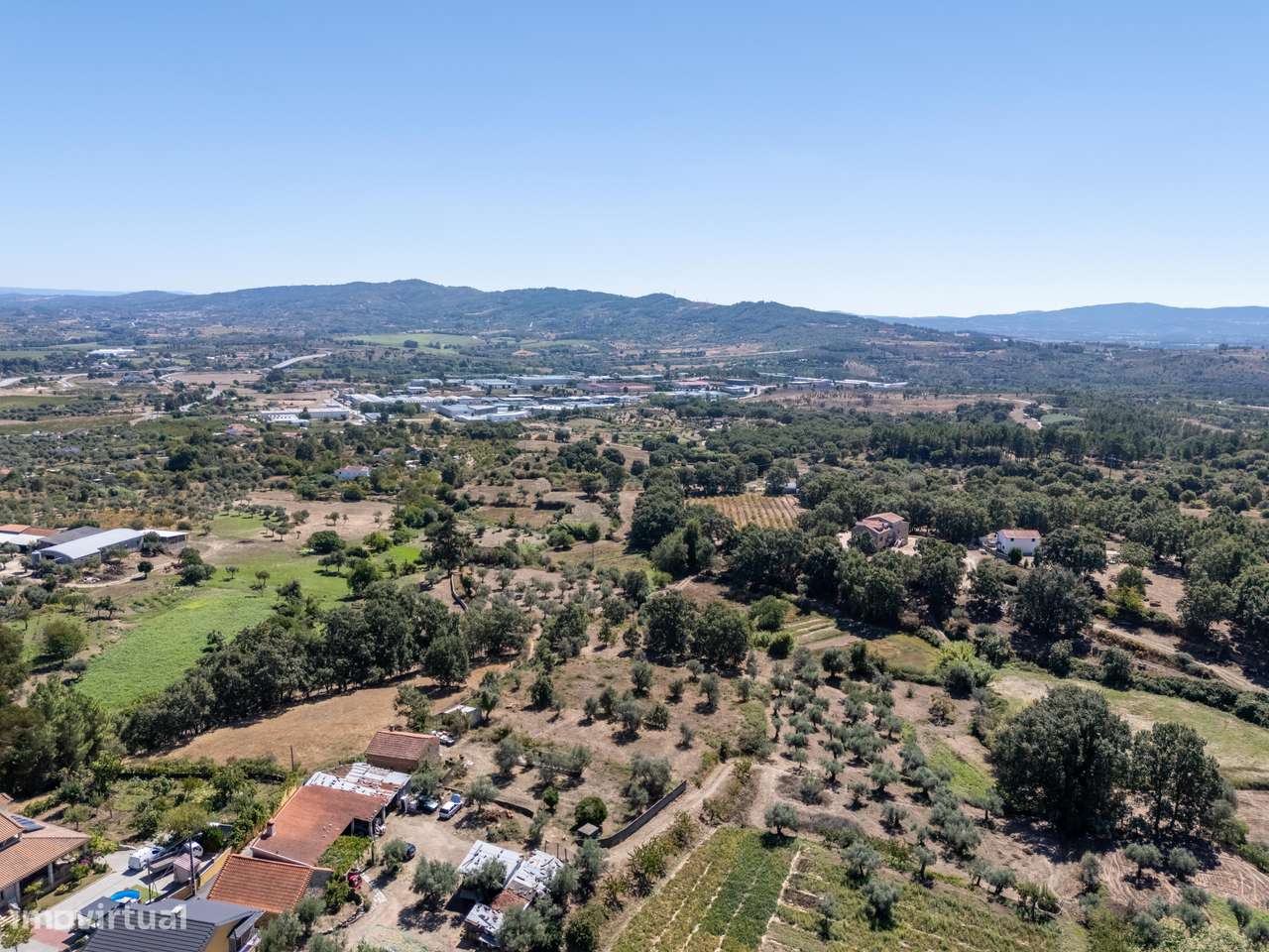 Moradia em pedra isolada com piscina e jardim-14