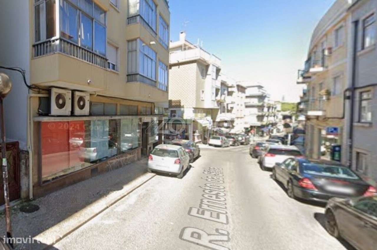 Loja com grandes montras junto ao Mercado de Algés - Grande imagem: 4/33