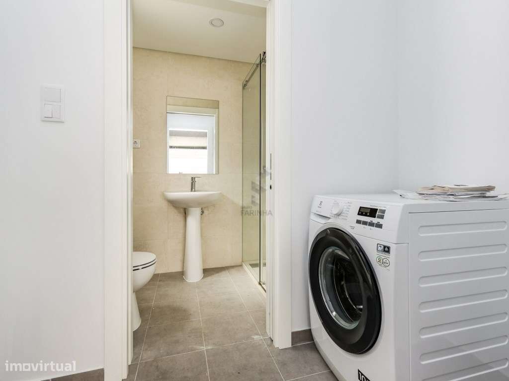 MORADIA T4 NOVA
Famões, moradia independente V4+1 nova com Jardim,...-37