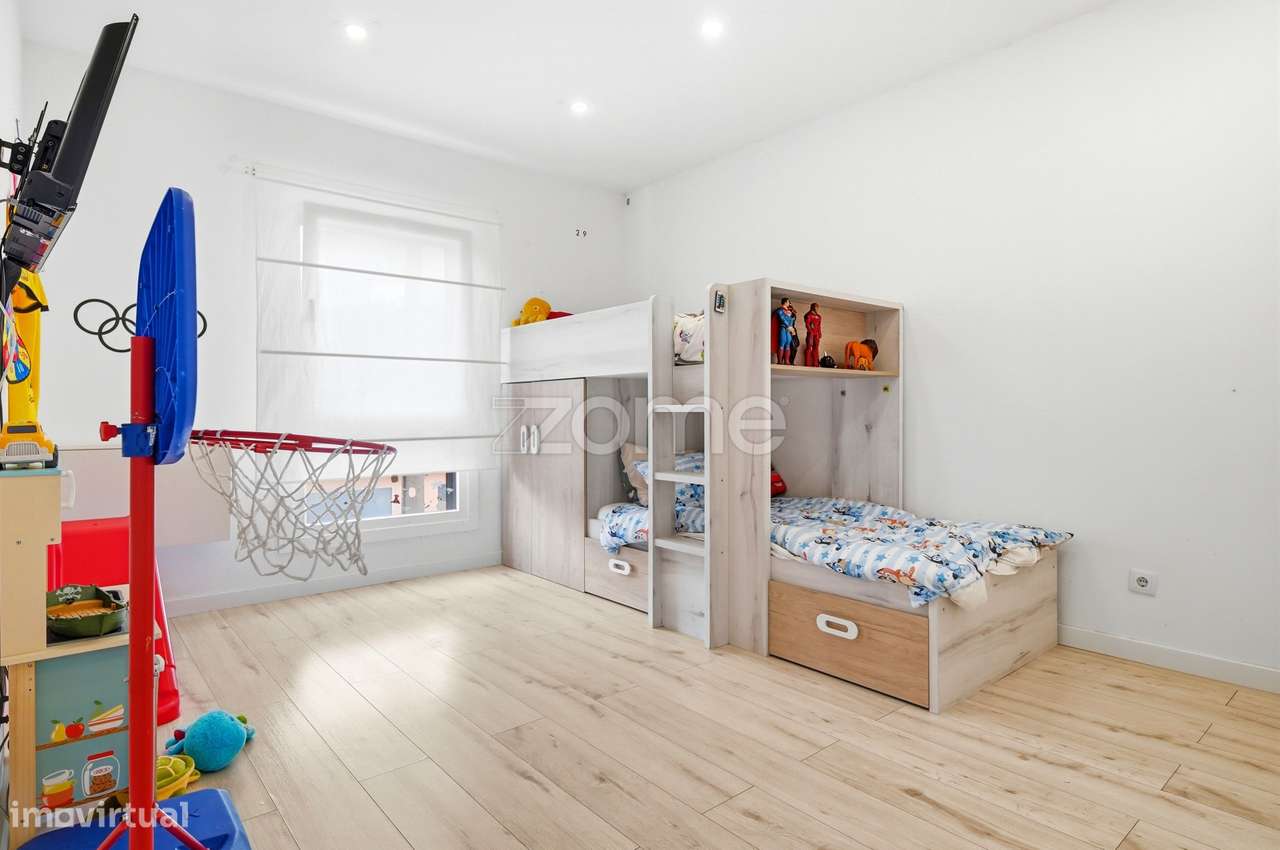 Moradia T5 localizada em Ramada, Odivelas-11